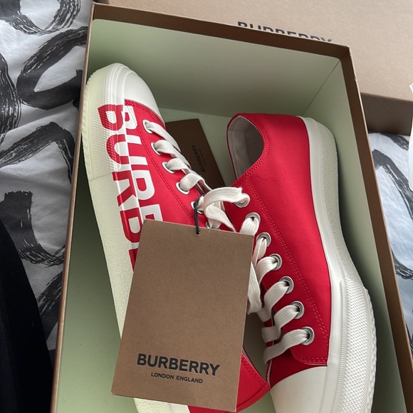 Burberry low top sneakers (Are for men but can be used as unisex) - Picture 4 of 4